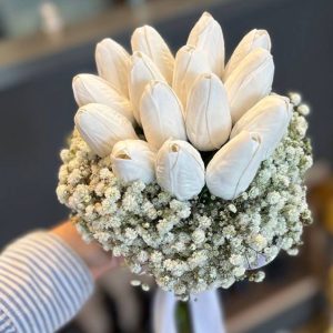 دسته گل لاله سفید به همراه ژیپسوفیلا